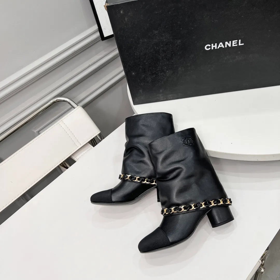 👟👟Ex-factory price 980👟👟 High version of Chanel CHANEL, 🌞🌞🌞Xiaoxiang’s latest boots for autumn and winter 2025, a must-have item for this autumn and winter! ! Ms. Chanel loves simple yet irresistible combinations to show her unique style. Mix and match freely to shine⚡Follow Grandma’s fashion steps! ! ! The top-notch craftsmanship and texture are perfectly presented. No matter any details, you can compare them with the counters. The best quality products can be entered and exited from the counters at will! ! ❶Material: imported cowhide ❷Inner lining: cowhide lining ❸Feet: cowhide lining ❹Outsole: original Italian leather outsole ❺Heel height: 5.5cm ❻Boot shaft height: 8 inches ❼Number: 35-40 (40 and 41 are customized and cannot be returned)